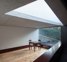 Дизайн комнаты с камином: необычный потолок